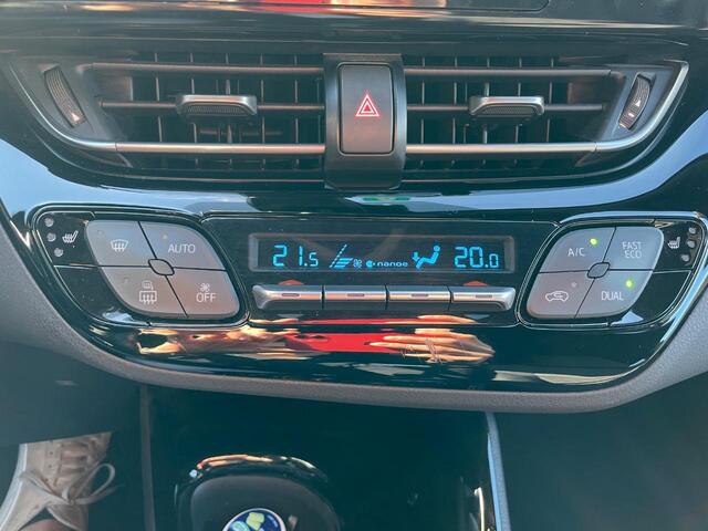 Toyota C-HR 2.0 Hybrid Bi-Tone | Adaptive Cruise Control | Navigatie | Climate Control | JBL Audio | Achteruitrijcamera | Led Koplampen | Half Leder | Stoelverwarming | Licht/Regen Sensor | Parkeerhulp