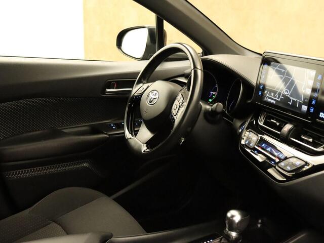 Toyota C-HR 1.8 Hybrid Dynamic - CRUISE CONTROL ADAPTIEF - NAVIGATIE FULL MAP - STOELVERWARMING VOORZIJDE - ACHTERUITRIJCAMERA - CLIMATE CONTROL - KEYLESS ENTRY - LICHTMETALEN VELGEN 17 INCH - BLUETOOTH TELEFOONVOORBEREIDING - DODEHOEK DETECTIE