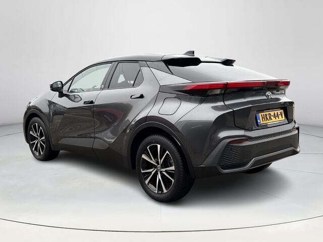 Toyota C-HR 1.8 Hybrid 140 First Edition **NAVIGATIE/ STUUR- EN STOELVERWARMING/ ELEK. ACHTERKLEP/ DODEHOEKDETECTIE/ 36 MAANDEN GARANTIE**