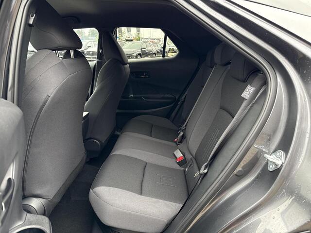 Toyota C-HR 1.8 Hybrid 140 First Edition **NAVIGATIE/ STUUR- EN STOELVERWARMING/ ELEK. ACHTERKLEP/ DODEHOEKDETECTIE/ 36 MAANDEN GARANTIE**