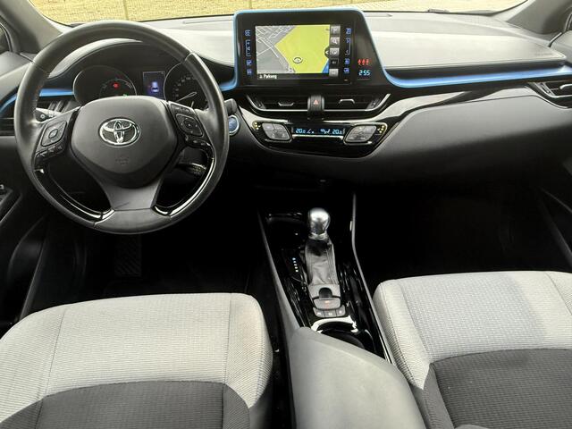 Toyota C-HR 1.8 Hybrid Dynamic / Bi Tone / 18" lm velgen / Parkeer assistent/ Stoel verwarming / Full map navigatie / Parkeer camera / Parkeer sensoren voor en achter