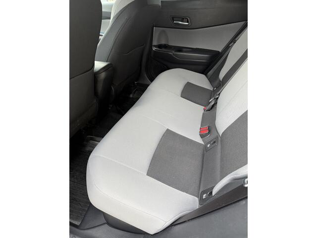 Toyota C-HR 1.8 Hybrid Dynamic / Bi Tone / 18" lm velgen / Parkeer assistent/ Stoel verwarming / Full map navigatie / Parkeer camera / Parkeer sensoren voor en achter