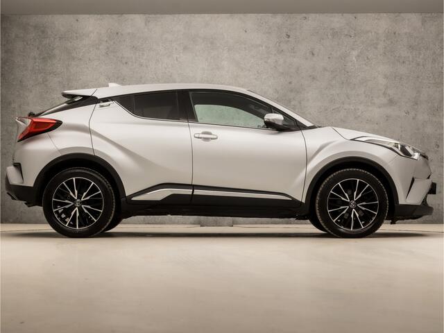Toyota C-HR 1.2 Bi-Tone (NAVIGATIE, CAMERA, LEDER, GETINT GLAS, SPORTSTOELEN, PARKEERSENSOREN, CRUISE, ZWART HEMEL, NIEUWE APK, NIEUWSTAAT)
