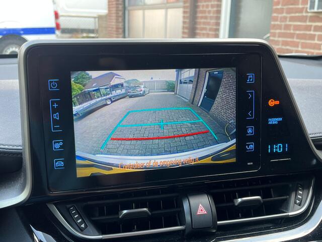 Toyota C-HR 1.8 Hybrid Executive. Bi Tone, Navi, Camera, StoelVerw, Afn Haak