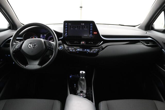 Toyota C-HR 1.8 Hybrid Business Plus | 18 Inch Zomerwielen aanwezig | Stoelverwarming | Trekhaak | Stuurwielverwarming | Dodehoek Detectie | Parkeersensoren Rondom |