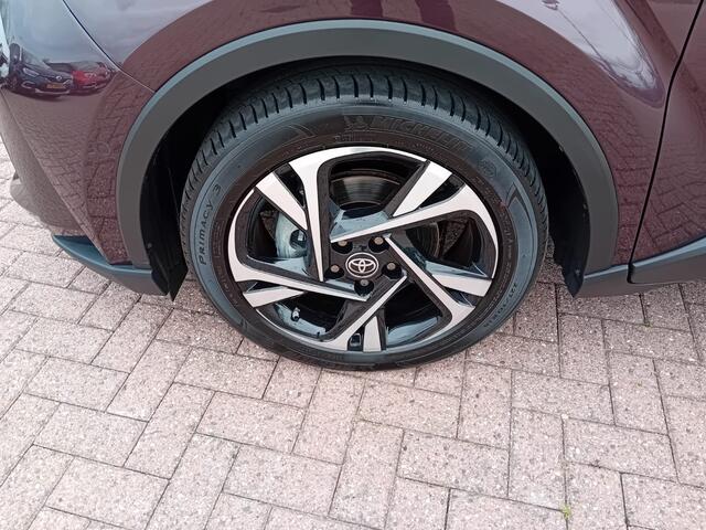 Toyota C-HR 1.8 Hybrid Dynamic Automaat, Airco(automatisch), Cruise control adaptief, Carplay/Android auto, Bluetooth, Navigatie, Parkeersensoren, Camera, Stoelverwarming, Verwarmd stuurwiel, Dode hoek detector, Verlichting automatisch, regensensor, Keyless, enz enz,