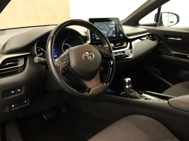 Toyota C-HR 1.8 Hybrid Business Intro - AFNEEMBARE TREKHAAK - TREKGEWICHT 725 KG - NAVIGATIE - 18 INCH LICHT METALEN VELGEN - PARKEERSENSOREN VOOR/ ACHTER - VOORSTOELEN VERWARMD - STUUR VERWARMD - PARKEERASSISTENT- DODEHOEK DETECTIE