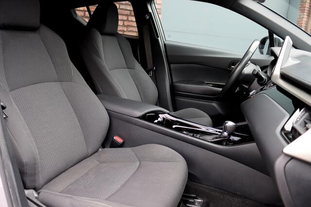 Toyota C-HR 1.8 Hybrid Dynamic | Adaptieve Cruise Control | Stuurverwarming | Camera | Stoelverwarming | 18'' LM | Bluetooth | Verstelbare Lendensteun |