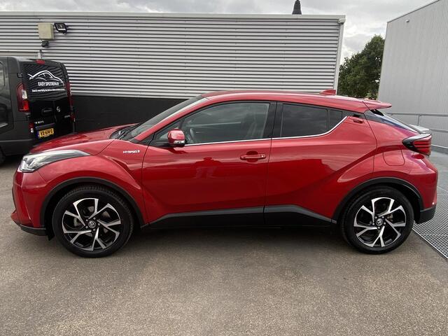 Toyota C-HR 2.0 Hybrid First Edition Trekhaak, dodehoekdetectie, JBL, parkeersensoren voor&achter, Smart Key, Apple Carplay/Android Auto, BTW-auto! 1e eign. Nieuw geleverd en dealeronderhouden