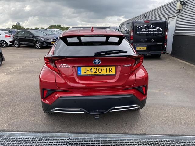 Toyota C-HR 2.0 Hybrid First Edition Trekhaak, dodehoekdetectie, JBL, parkeersensoren voor&achter, Smart Key, Apple Carplay/Android Auto, BTW-auto! 1e eign. Nieuw geleverd en dealeronderhouden