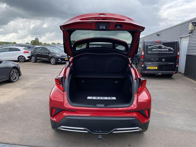 Toyota C-HR 2.0 Hybrid First Edition Trekhaak, dodehoekdetectie, JBL, parkeersensoren voor&achter, Smart Key, Apple Carplay/Android Auto, BTW-auto! 1e eign. Nieuw geleverd en dealeronderhouden