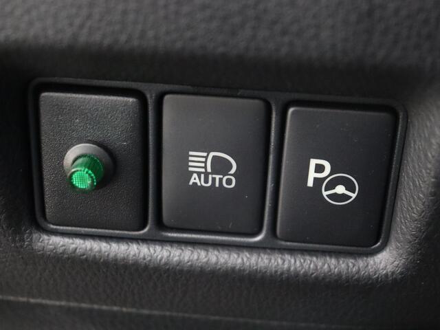 Toyota C-HR 1.8 Hybrid Style bi-tone + Premium Pack I Navigatie I Climate Control I Cruise Controle Adaptief I Stuur en Stoelverwarming Voor I
