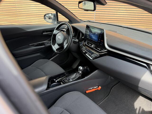 Toyota C-HR 1.8 Hybrid Style Adapt. Cruise / Dodehoek / Navi / Camera / Volledig Onderhouden / Lm Velgen / Trekhaak