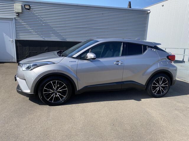 Toyota C-HR 1.8 Hybrid Bi-Tone Plus Trekhaak, dodehoek detectie, navigatie, stoel- & stuurverwarming, achteruitrij camera, parkeersensoren, lederen bekleding, Volledig dealeronderhouden