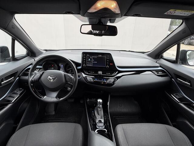 Toyota C-HR 1.8 Hybrid First Edition / Afneembare Trekhaak (Trekgewicht 725kg) / Achteruitrijcamera / Stuur- en Stoelverwarming / Voorruit Verwarming / Navigatie via Apple Carplay & Android Auto / Cruise- en Climate Control / Keyless Entry & Start /