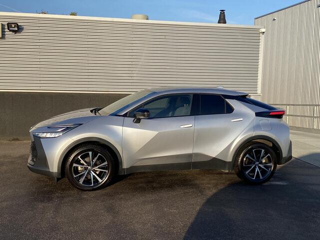 Toyota C-HR 1.8 Hybrid 140 Dynamic Nieuw geleverd! incl. o.a.: AppleCarPlay/AndroidAuto, Dode hoek detectie, PArkeerhulp camera incl sensoren, LM velgen, Adaptieve Cruise Control, Clima Control