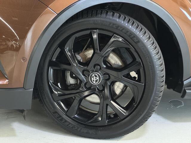 Toyota C-HR 1.8 Hybrid Adventure | Uniek lederen interieur | Trekhaak | JBL-audio |