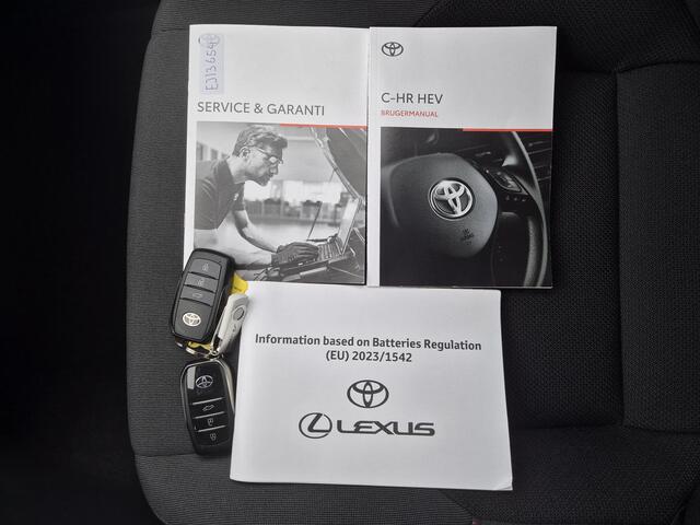 Toyota C-HR 1.8 Hybrid 140 Dynamic Automaat / Nieuw Model / Allseason banden / Stuur-, Stoel en Voorruitverwarming / Achteruitrijcamera / Elektrische achterklep / Keyless Entry/Start / Adaptief CC / Apple Carplay Android Auto / Climate control /