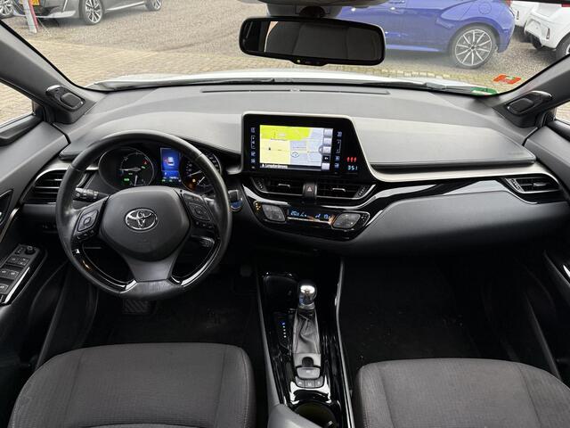 Toyota C-HR 1.8 Hybrid Bi-Tone **NAVIGATIE/ DODEHOEK DETECTIE/ STOELVERWARMING/ ADAPTIEF CRUISE CONTROL**