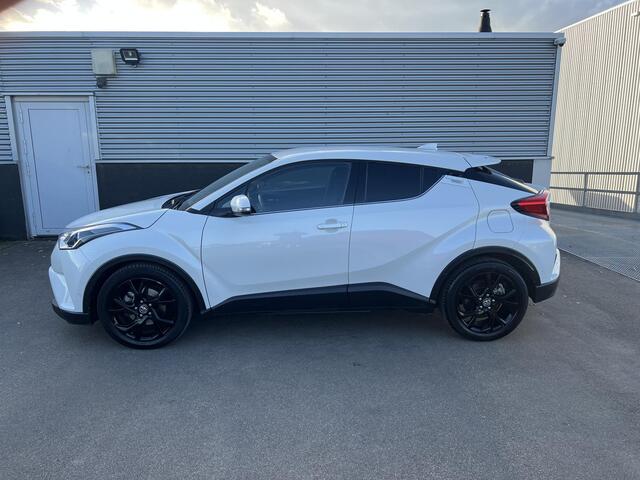 Toyota C-HR 1.8 Hybrid Style Trekhaak, Navigatie, Dodehoekdetectie, stoelverwarming, adaptieve cruise control, achteruitrij camera, navigatie, keyless, parkeersensoren v&a