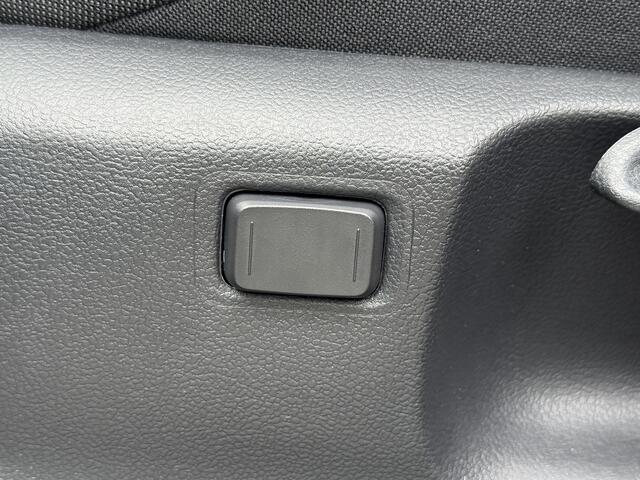 Toyota C-HR 2.0 Plug-in Hybrid 220 Dynamic **STOEL EN STUURWIELVERWARMING/ DODEHOEK DETECTIE/ PARKEERSENSOREN/ KEYLESS**