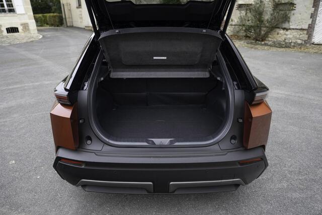 Toyota C-HR Dynamic Limited Edition 57.7 kWh ¤35.995,- RIJKLAAR! Nu ¤2.000,- voordeel! Nu extra scherp geprijsd!