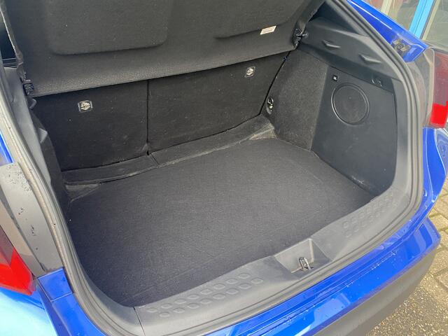 Toyota C-HR 1.8 Hybrid Style Bi-Tone BSM Apple CarPlay JBL