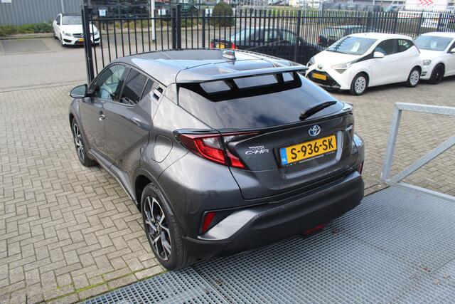 Toyota C-HR 1.8 Hybrid Achteruitrijcamera/Miracast/Bluetooth/Cruise control/DAB+/Parkeersensoren rondom/Inklapbare spiegels/Dodehoek detectie/18 Inch/Privacy glass