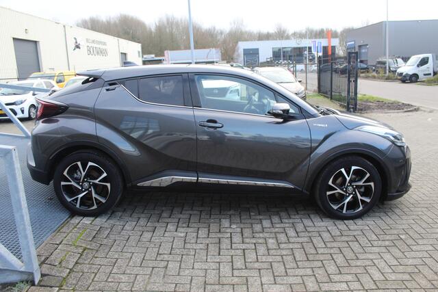 Toyota C-HR 1.8 Hybrid Achteruitrijcamera/Miracast/Bluetooth/Cruise control/DAB+/Parkeersensoren rondom/Inklapbare spiegels/Dodehoek detectie/18 Inch/Privacy glass