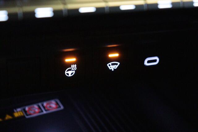 Toyota C-HR 1.8 Hybrid 140 Team Player | TWO-TONE | APPCONNECT | CAMERA + PDC | VRUIT/STUUR/STOELVERW | LANE-ASSIST |