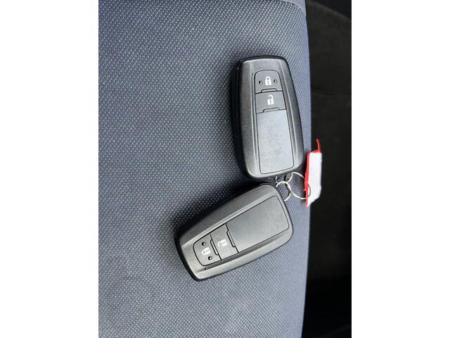 Toyota C-HR 1.8 Hybrid Bi-Tone | Airco (automatisch) | Cruise Control | Navigatiesysteem full map