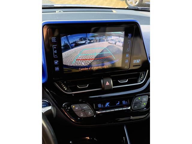 Toyota C-HR 1.8 Hybrid Bi-Tone AUTOMAAT | APPLE CARPLAY | CAMERA | NAVIGATIE | AIRCO/EC | CRUISECONTROL | PARKEERSENSOREN | TREKHAAK | DAB RADIO | LED VERLICHTING | STOELVERWARMING |