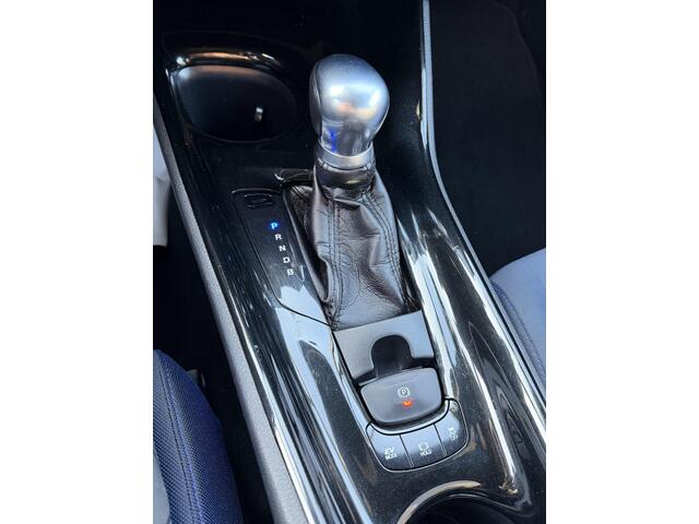 Toyota C-HR 1.8 Hybrid Bi-Tone AUTOMAAT | APPLE CARPLAY | CAMERA | NAVIGATIE | AIRCO/EC | CRUISECONTROL | PARKEERSENSOREN | TREKHAAK | DAB RADIO | LED VERLICHTING | STOELVERWARMING |