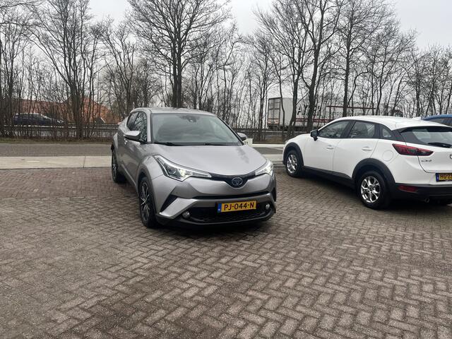 Toyota C-HR 1.8 Hybrid Executive TREKHAAK STOELVERWARMING CAMERA ZWARTE HEMEL