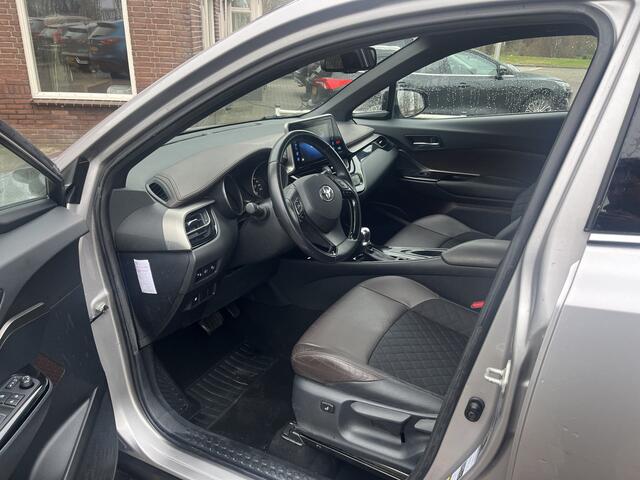 Toyota C-HR 1.8 Hybrid Executive TREKHAAK STOELVERWARMING CAMERA ZWARTE HEMEL