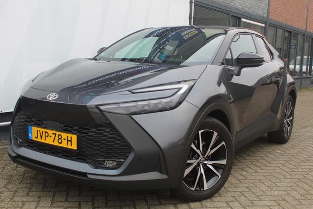 Toyota C-HR 1.8 Hybrid 140 First Edition All weather banden l Stuur + Stoel verwarming l Dodehoek sensor l Navi l Apple/ Android carplay l Adaptief cruise controll Lane Assist