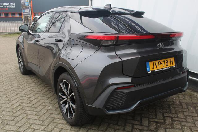 Toyota C-HR 1.8 Hybrid 140 First Edition All weather banden l Stuur + Stoel verwarming l Dodehoek sensor l Navi l Apple/ Android carplay l Adaptief cruise controll Lane Assist