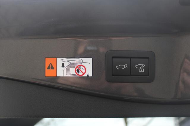 Toyota C-HR 1.8 Hybrid 140 First Edition All weather banden l Stuur + Stoel verwarming l Dodehoek sensor l Navi l Apple/ Android carplay l Adaptief cruise controll Lane Assist