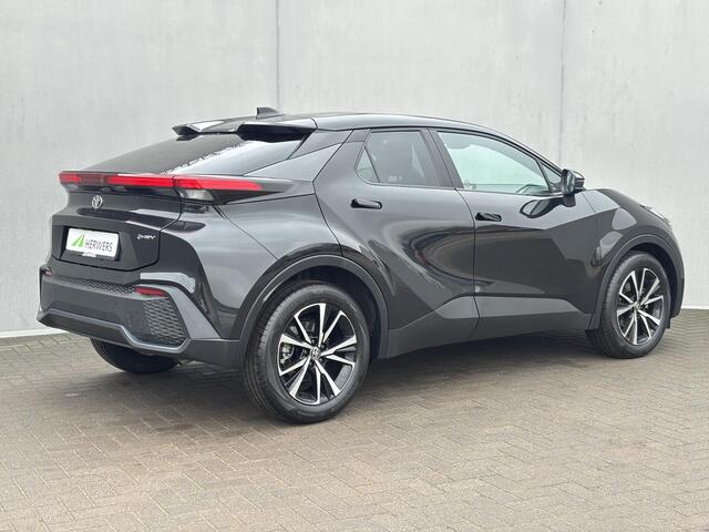 Toyota C-HR 1.8 Hybrid 140 First Edition Automaat / Fabrieksgarantie tot 10 jaar mogelijk * / Stuur-, stoel- en voorruitverwarming / Navigatie / Elektrische Achterklep / Camera / Dual Zone Climate Control / Apple Carplay/Android auto / 18" LM wielen /
