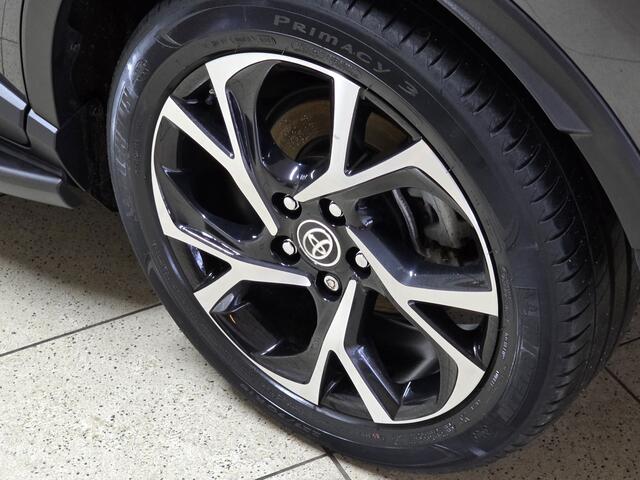 Toyota C-HR 1.8 Hybrid Dynamic/ DEALER ONDERHOUDEN!/ Side-Steps/ 18'' LMV/ Camera/ Keyless/ Lane-Assist./ Adaptive Cruise/ Grootlicht Assist./ LED Koplampen/ Navi/ Clima/ Cruise/ Bluetooth/ Extra getint glas.