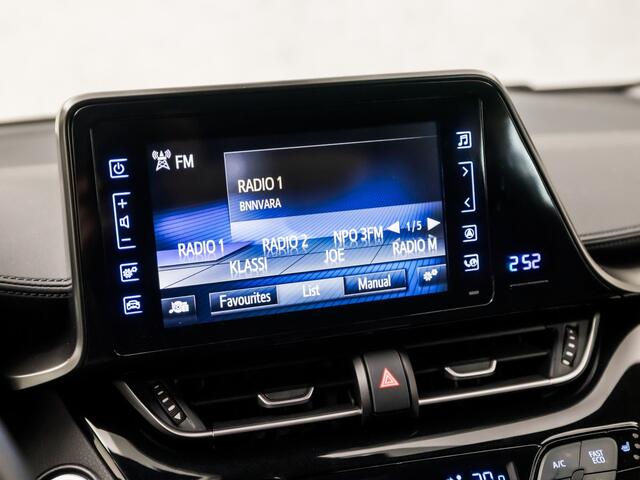 Toyota C-HR 1.8 Hybrid Dynamic Automaat (NAVIGATIE, BLACK PACK, ZWART HEMEL, CAMERA, STOELVERWARMING, SPORTSTOELEN, GETINT GLAS, ADAPTIVE CRUISE, KEYLESS, NIEUWSTAAT)