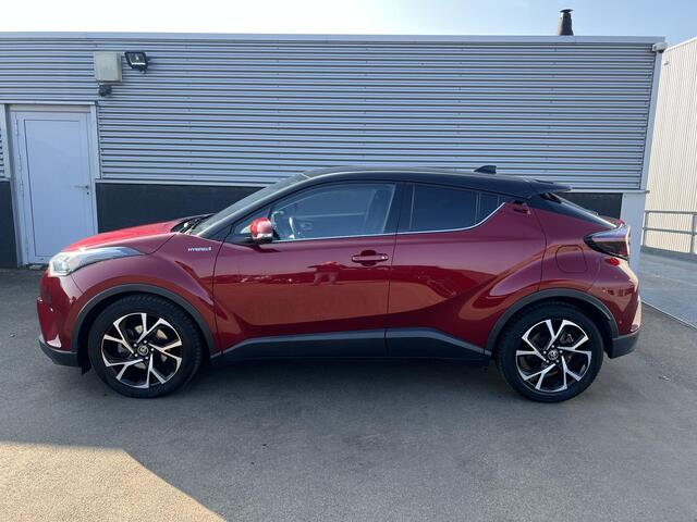 Toyota C-HR 1.8 Hybrid Style CVT Automaat Schitterende Nederlandse C-Hr voorzien van o.a.: Trekhaak, Navigatie, Climate Control, Cruise Crontrol, Dode hoek detectie, Parkeerhulp Camera, Parelmoerlak