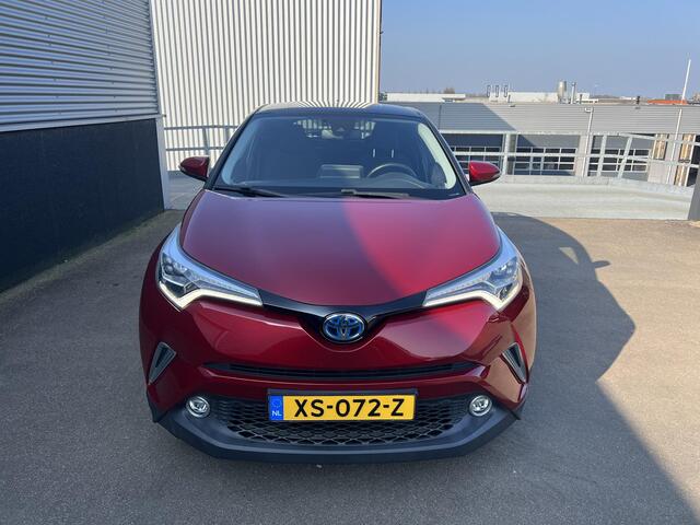 Toyota C-HR 1.8 Hybrid Style CVT Automaat Schitterende Nederlandse C-Hr voorzien van o.a.: Trekhaak, Navigatie, Climate Control, Cruise Crontrol, Dode hoek detectie, Parkeerhulp Camera, Parelmoerlak