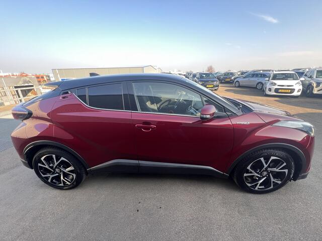 Toyota C-HR 1.8 Hybrid Style CVT Automaat Schitterende Nederlandse C-Hr voorzien van o.a.: Trekhaak, Navigatie, Climate Control, Cruise Crontrol, Dode hoek detectie, Parkeerhulp Camera, Parelmoerlak