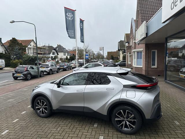 Toyota C-HR 2.0 Plug-in Hybrid 220 Dynamic Toyota navigatie / Apple Carplay / Android Auto / parkeersensoren voor en achter / adaptive cruise control / stoel- en stuurwielverwarming / parkeercamera / Toyota 10 jaar garantie programma / Toyota Pechhulppas / rijklaarpr