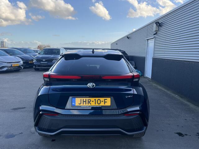 Toyota C-HR 1.8 Hybrid 140 Executive Auto vol luxe met zeer lage KM stand! Dodehoekdetectie, camera, cruise control, stoelverwarming, NL-auto, automaat!