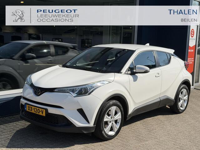 Toyota C-HR 1.2 Turbo 116 PK Comfort | Slechts 58.000 KM | Afneembare Trekhaak 1300 KG | Dealer Onderhouden | Adaptieve Cruise Control | Airco | Lichtmetalen Velgen | Hoge zitpositie | Radio CD Speler | Bluetooth | Inclusief Winterset ! |