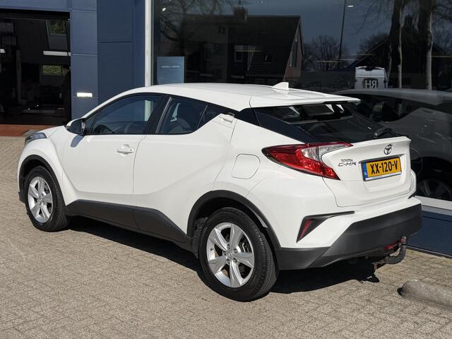 Toyota C-HR 1.2 Turbo 116 PK Comfort | Slechts 58.000 KM | Afneembare Trekhaak 1300 KG | Dealer Onderhouden | Adaptieve Cruise Control | Airco | Lichtmetalen Velgen | Hoge zitpositie | Radio CD Speler | Bluetooth | Inclusief Winterset ! |