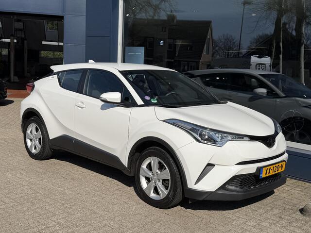 Toyota C-HR 1.2 Turbo 116 PK Comfort | Slechts 58.000 KM | Afneembare Trekhaak 1300 KG | Dealer Onderhouden | Adaptieve Cruise Control | Airco | Lichtmetalen Velgen | Hoge zitpositie | Radio CD Speler | Bluetooth | Inclusief Winterset ! |
