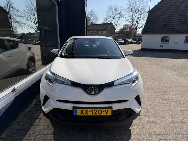 Toyota C-HR 1.2 Turbo 116 PK Comfort | Slechts 58.000 KM | Afneembare Trekhaak 1300 KG | Dealer Onderhouden | Adaptieve Cruise Control | Airco | Lichtmetalen Velgen | Hoge zitpositie | Radio CD Speler | Bluetooth | Inclusief Winterset ! |